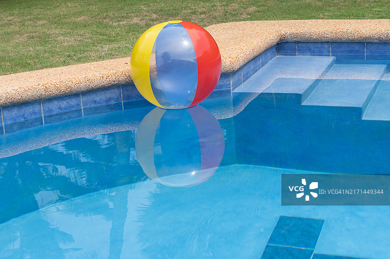 泳池边的沙滩球图片素材