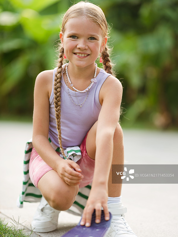 在公园里玩滑板的女孩图片素材