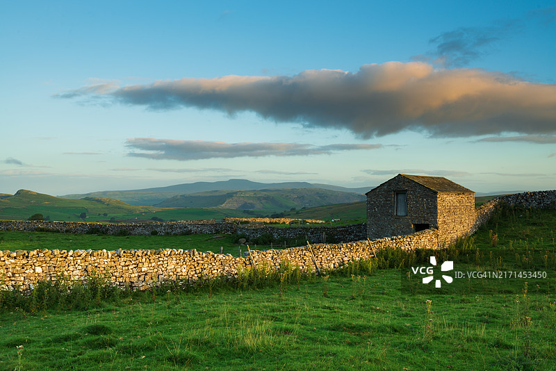 约克郡谷地：古老的石头谷仓和石墙图片素材