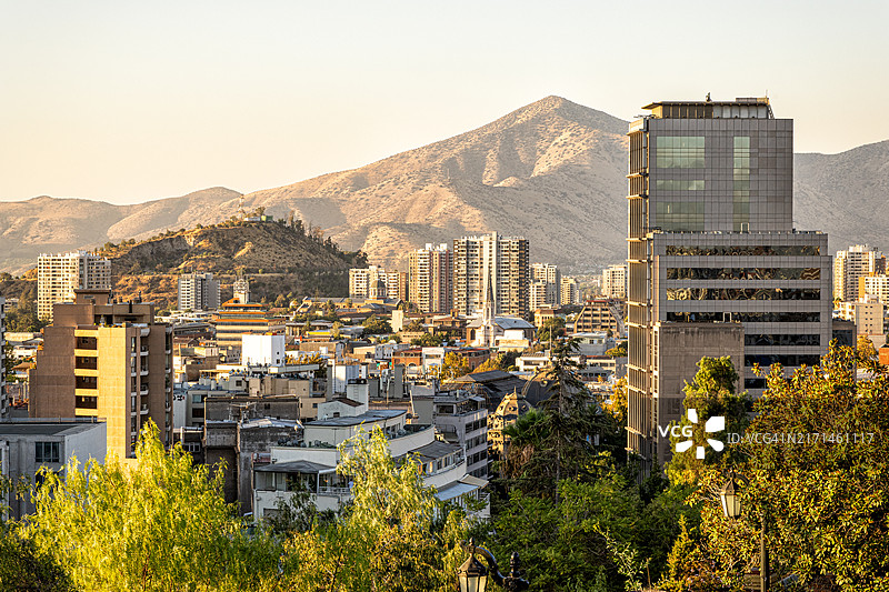 智利圣地亚哥贝拉斯阿特斯区高角度景观图片素材