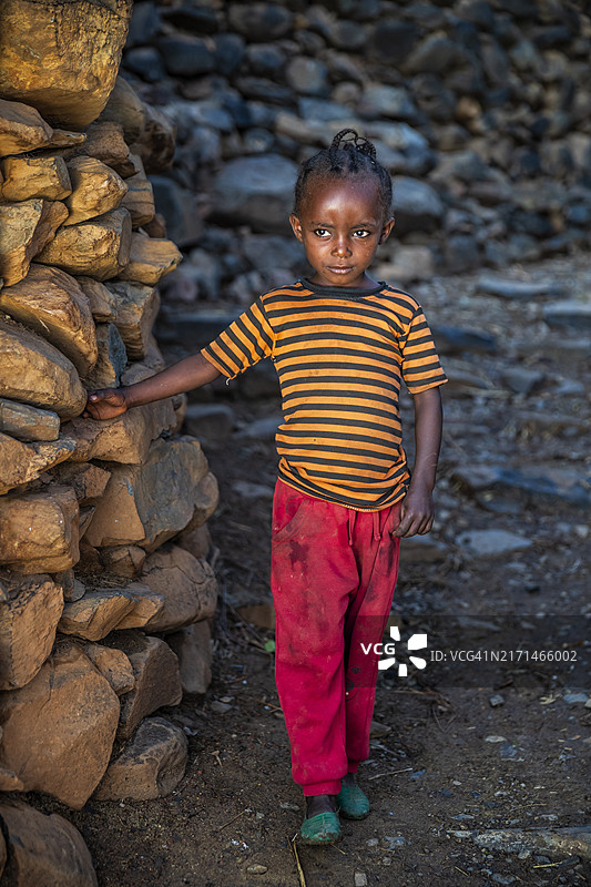 非洲埃塞俄比亚孔索附近石头村庄的年轻非洲女孩肖像图片素材