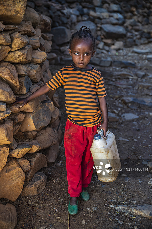 从埃塞俄比亚水井取水的非洲女孩图片素材