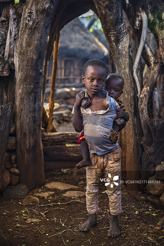 非洲男孩背着弟弟，埃塞俄比亚图片素材