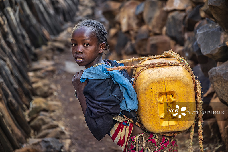 从埃塞俄比亚水井取水的非洲女孩图片素材
