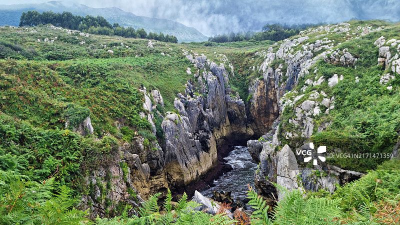 西班牙阿斯图里亚斯波祖图尔巴喀斯特地貌（落水洞）图片素材
