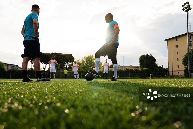 足球队准备比赛图片素材
