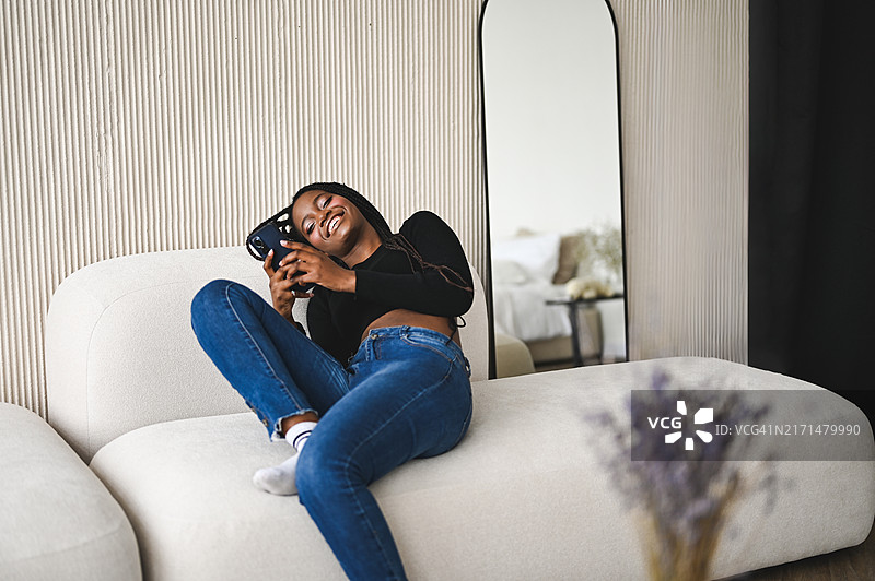 在线发信息的快乐女人图片素材