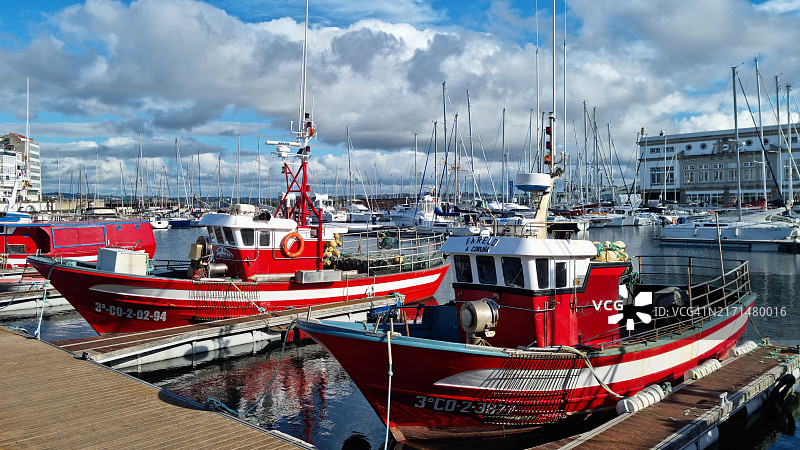 停靠在西班牙拉科鲁尼亚皇家码头的红色航海船只图片素材
