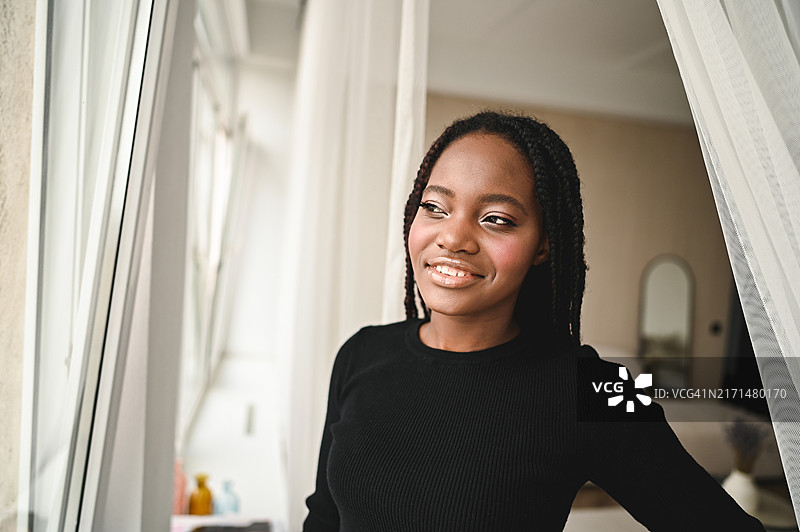 年轻黑人女性望向窗外图片素材