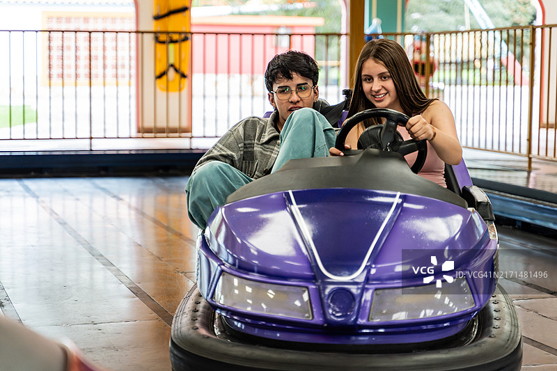 朋友们在游乐园的碰碰车上玩耍图片素材