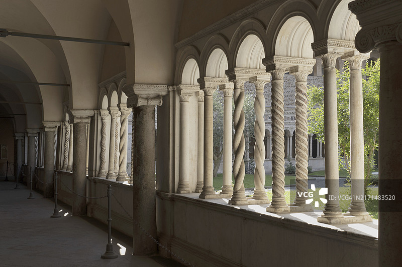 拉特兰圣若望大殿修道院的回廊，位于意大利罗马蒙蒂区图片素材