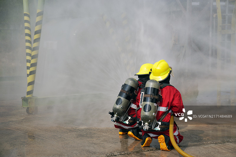 消防员团队在工作。图片素材