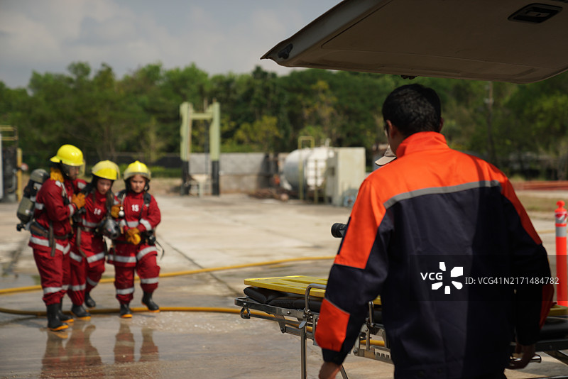 消防员正在帮助火灾中受伤的人。图片素材