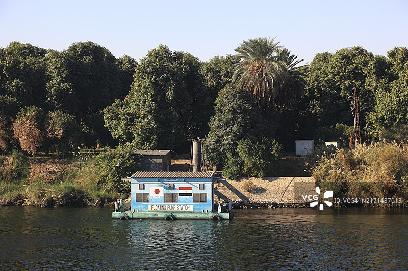 尼罗河沿岸的漂浮泵站，位于卢克索和伊斯纳之间，非洲上埃及图片素材