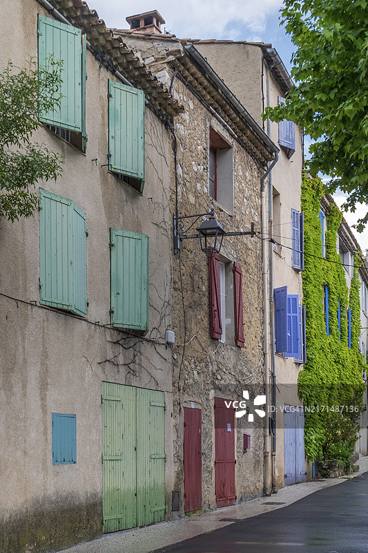 沃韦纳尔格色彩鲜艳的房屋外墙，窗户和百叶窗，1958-1973年巴勃罗·毕加索的创作地，法国普罗旺斯-阿尔卑斯-蓝色海岸图片素材