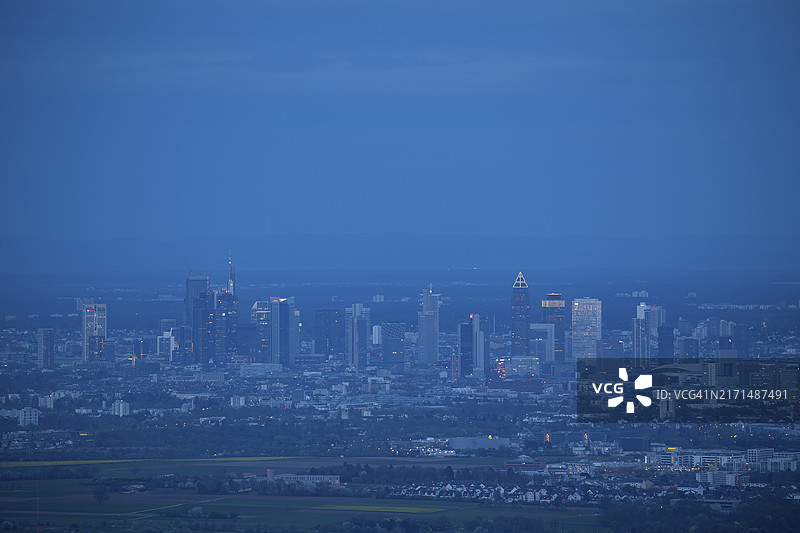 从陶努斯山观看法兰克福天际线图片素材