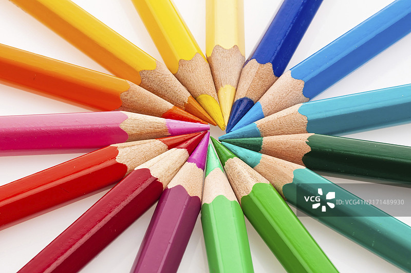 白色背景上的多种彩色铅笔，工作室拍摄图片素材