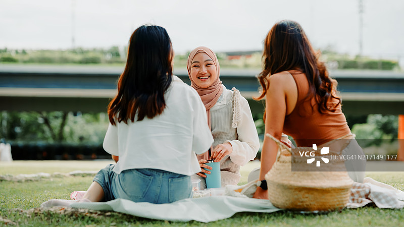 朋友们在公园里放松聊天图片素材