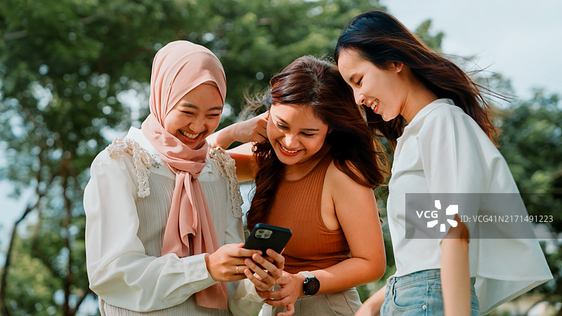 在公园里跳舞的女性朋友图片素材