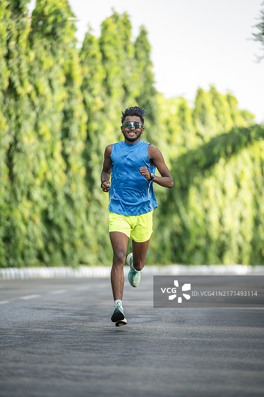 在自然中跑步的年轻健壮男人，健康生活方式图片素材