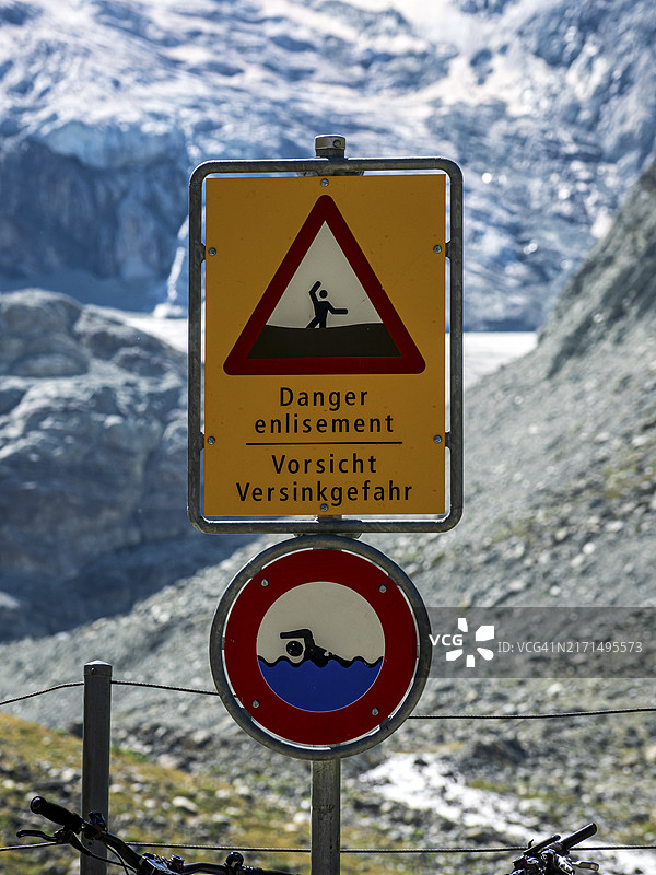 瓦莱州莫伊里冰川下方洪水危险警告标志，瑞士，欧洲图片素材