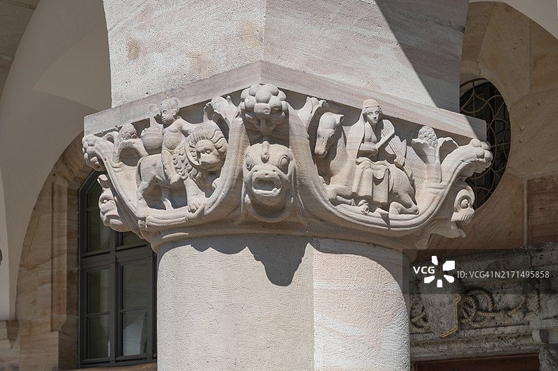 德国纽伦堡法院拱廊柱子上的雕塑浮雕图片素材