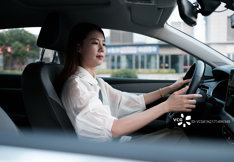 女司机准备开车，出发前准备图片素材