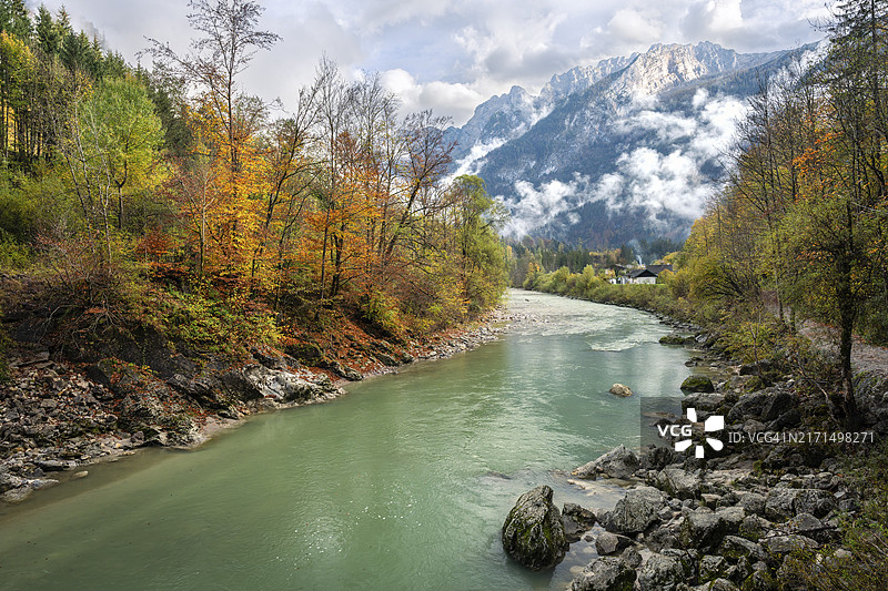 拉默克拉姆峡谷尽头的拉默河，背景是滕嫩山脉，秋叶树木，有阳光的云彩，奥地利萨尔茨堡地区谢法图片素材