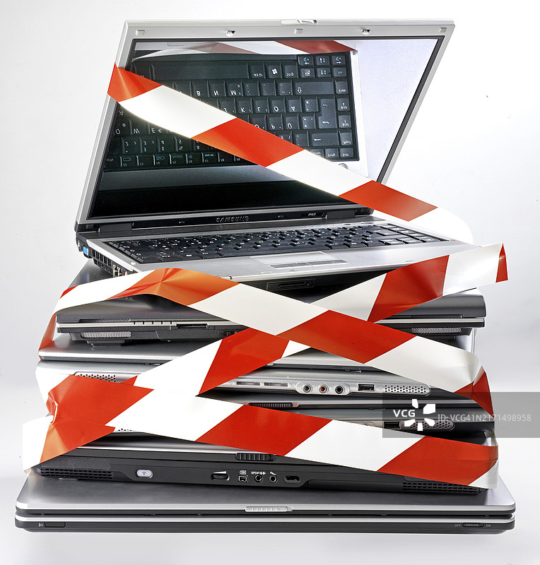 用警戒带包裹的废弃笔记本图片素材