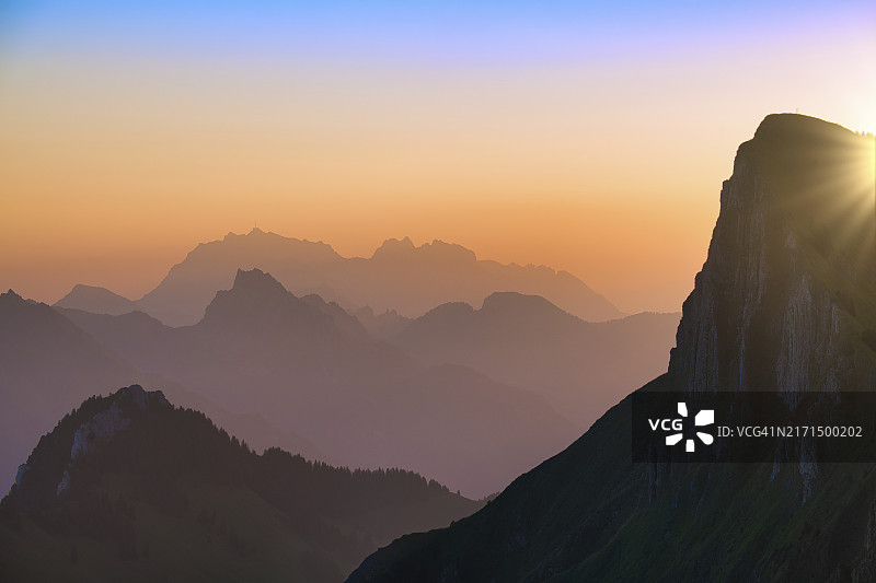 日出时分的阿彭策尔阿尔卑斯山，前景为蒂尔贝格岩壁，瑞士格拉鲁斯州和圣加仑州图片素材