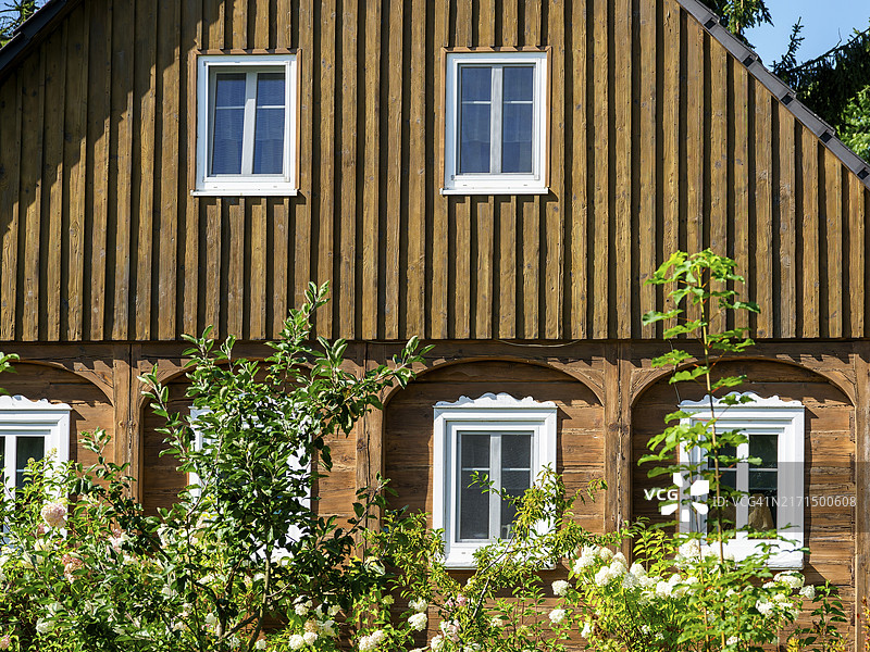 捷克波西米亚卢萨蒂安山脉马热尼采的旧半木结构房屋和花园图片素材