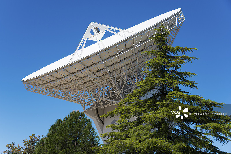 欧洲空间天文中心射电望远镜，位于西班牙马德里，蓝天绿树背景图片素材