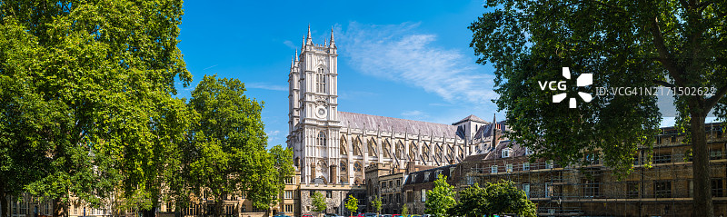 绿树掩映下的伦敦威斯敏斯特大教堂全景图片素材