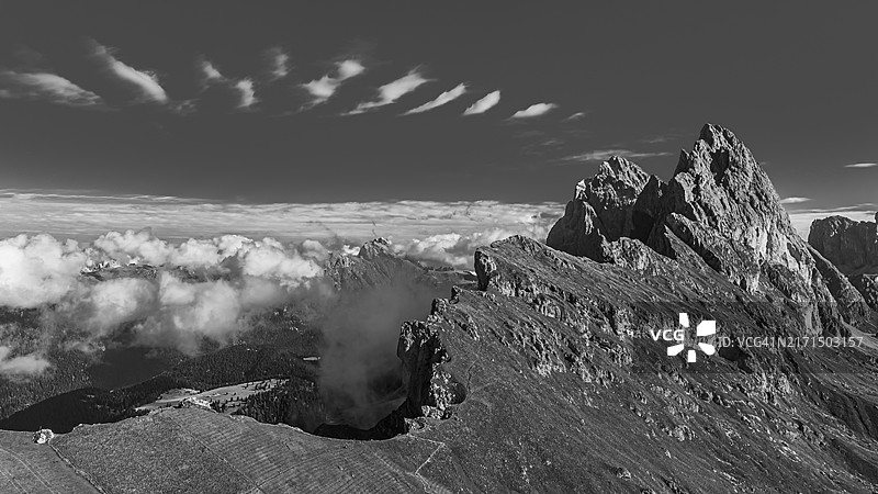 盖斯勒山脉的萨斯里盖斯峰和富尔切塔峰，无人机黑白图像，瓦尔加迪纳，多洛米蒂山脉，意大利博尔扎诺自治省，欧洲图片素材