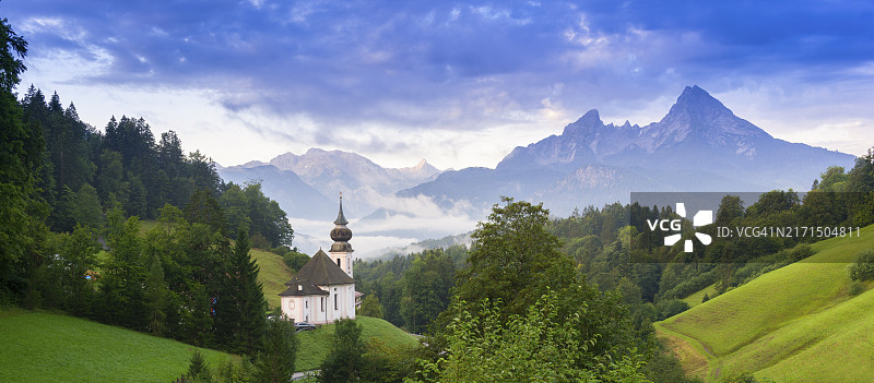 德国上巴伐利亚贝希特斯加登阿尔卑斯山脉玛丽亚·格恩朝圣教堂图片素材