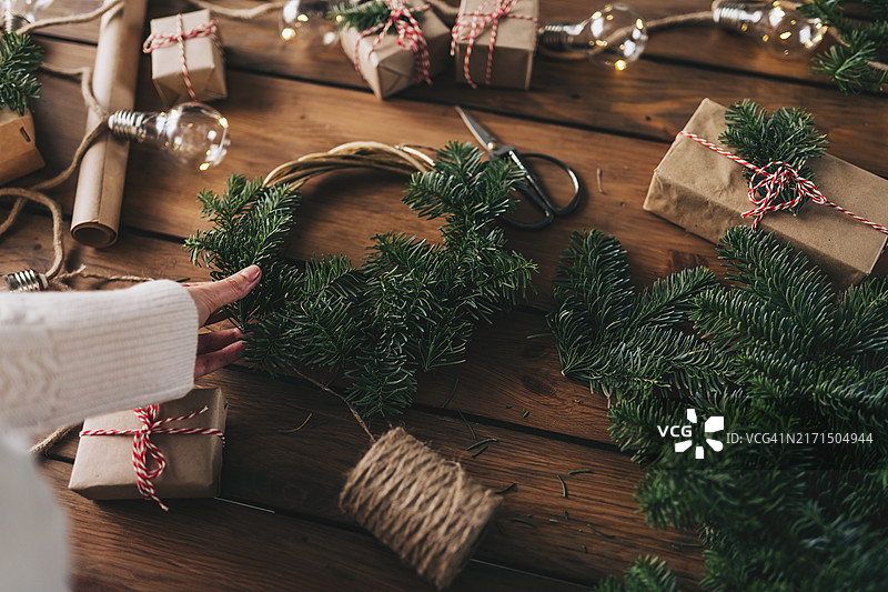 花艺师设计圣诞花环图片素材