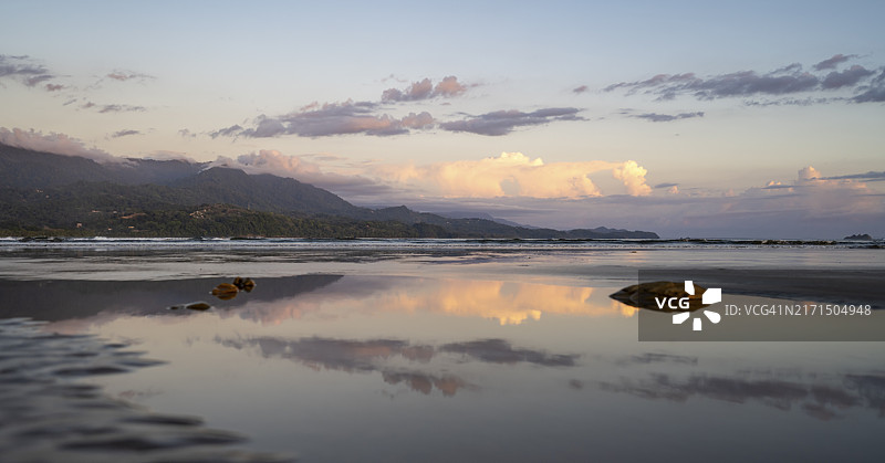 centralAmerica哥斯达黎加蓬塔雷纳斯省马里诺巴耶纳国家公园海滩的傍晚图片素材