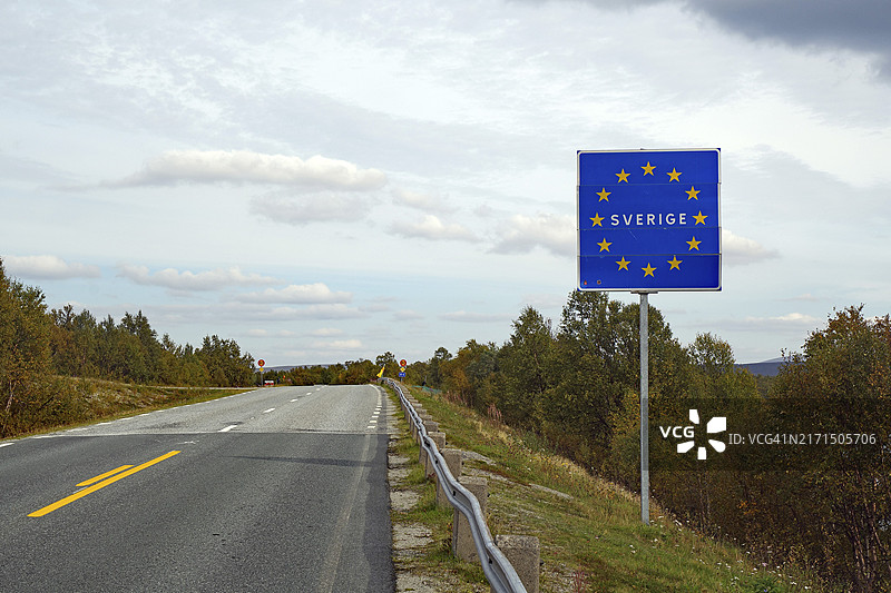 瑞典耶姆特兰的欧洲路标，显示与瑞典的边界图片素材