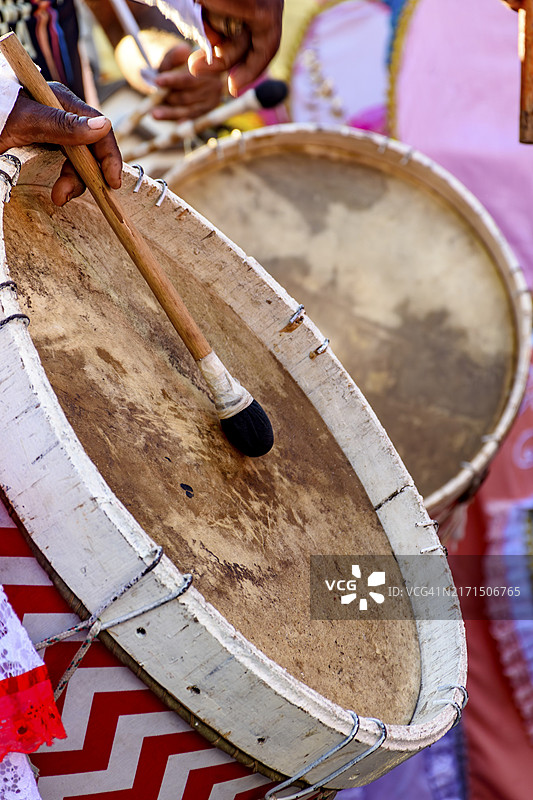 巴西贝洛奥里藏特街头非裔巴西文化活动中的乡村彩色木鼓图片素材