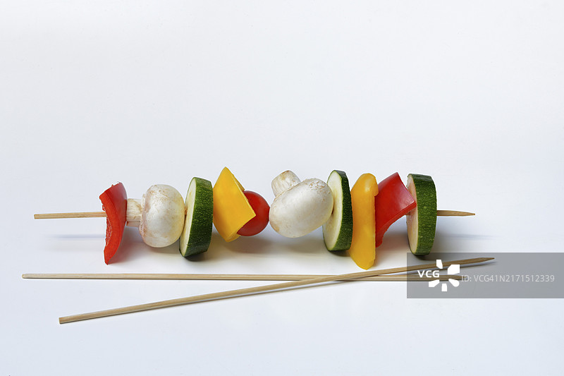 彩色蔬菜串和烧烤串图片素材