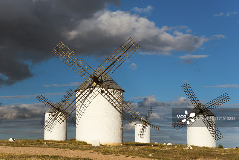 西班牙唐·吉诃德之路上的风车图片素材