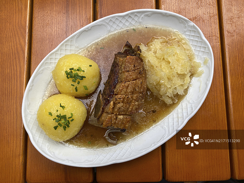 德国巴伐利亚烤猪肩肉和饺子酸菜图片素材