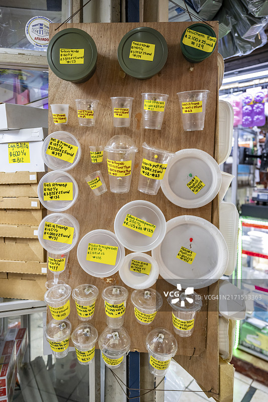在哥斯达黎加圣何塞中央市场出售的一次性餐具图片素材