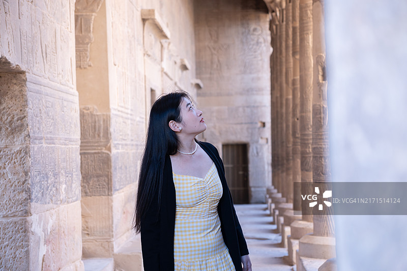 参观阿布辛贝神庙的亚洲女性图片素材