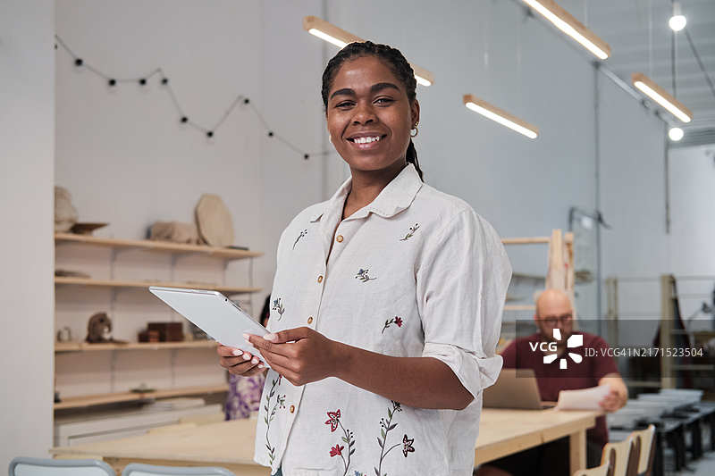 创意共享办公空间里自信的拉丁裔女人肖像图片素材