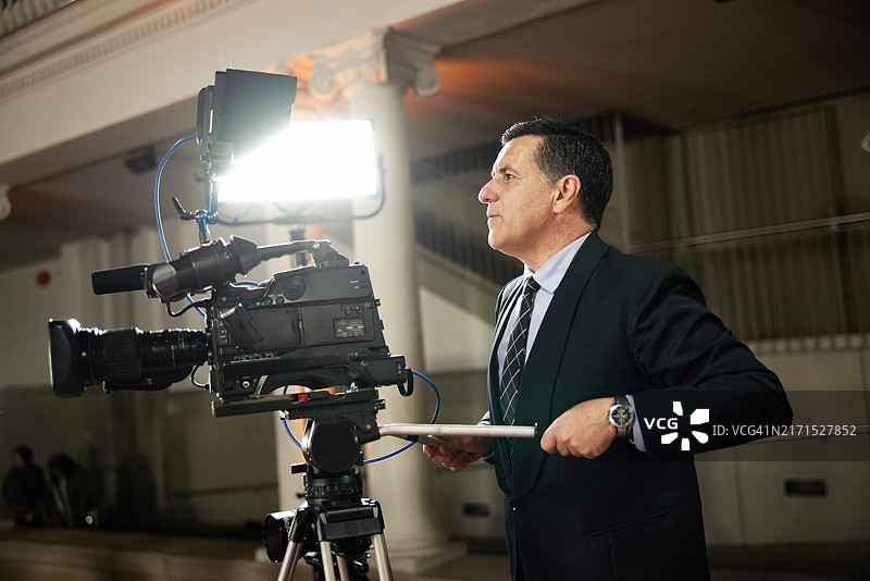 摄像师在媒体活动中拍摄名人到来图片素材