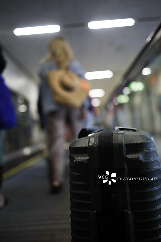 自动人行道上的行李特写图片素材