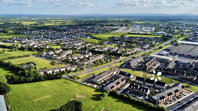 爱尔兰乡村小镇边缘的现代化住宅鸟瞰图图片素材