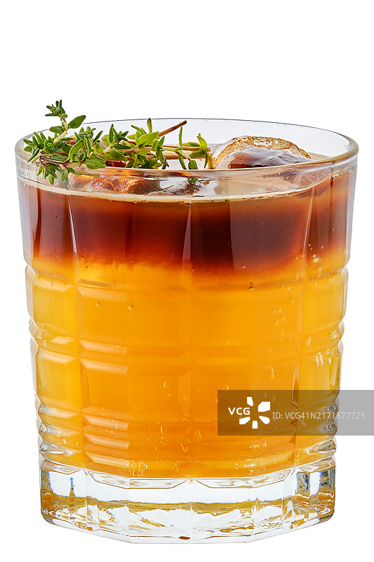 白色背景上分离的橙色浓缩咖啡奎宁冷饮图片素材