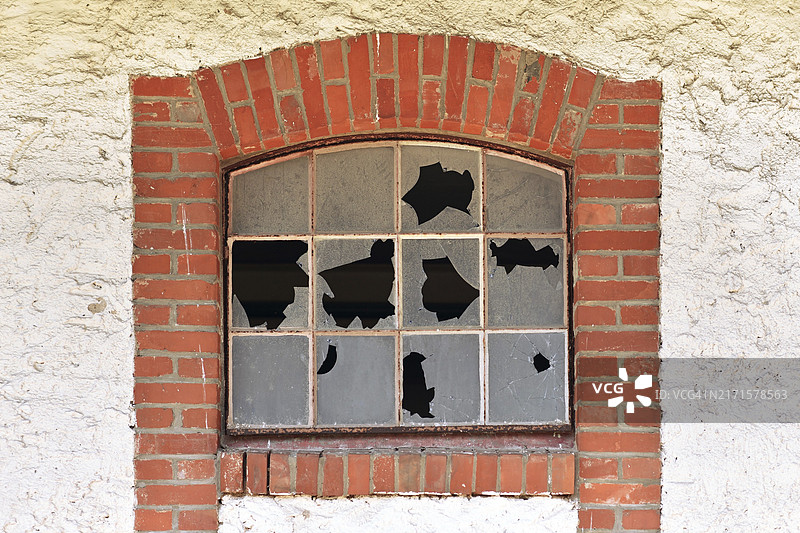 废弃建筑的破损窗户和碎玻璃（红砖墙）图片素材